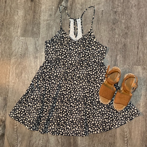 SO Dresses & Skirts - 🍁Bundle sale🍁 Daisy print dress